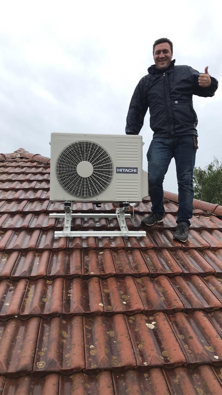 Mathieu Maurin, fondateur Easy Calo, sur un chantier d'installation de pompe à chaleur à Anse